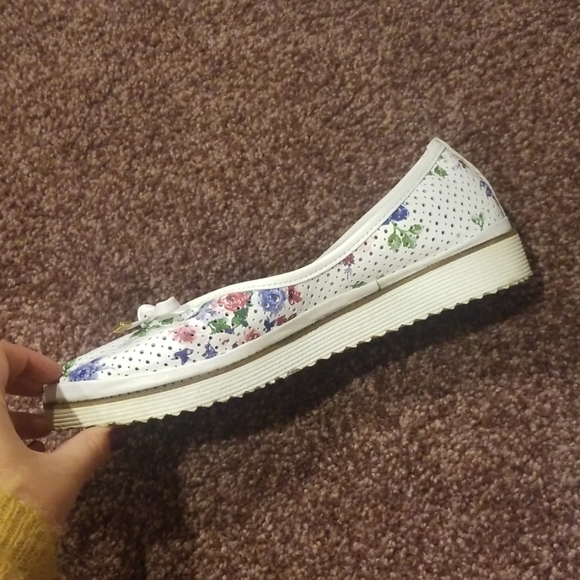 Womens flat. - Picture 2 of 4